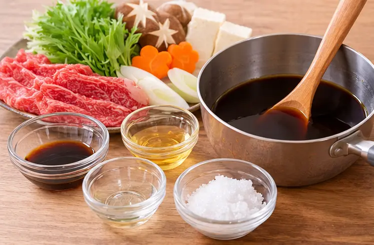 Ảnh ba món sukiyaki, gà teriyaki và tamagoyaki bày trên khay gỗ