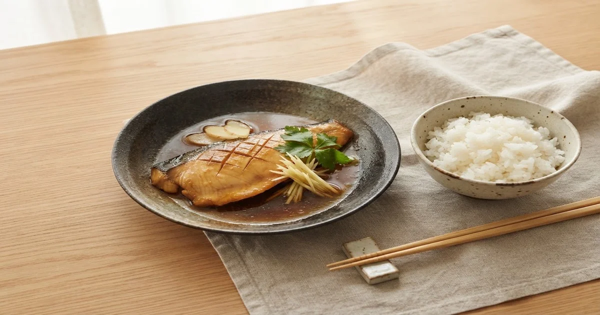 煮魚：醤油ベースの煮汁で仕上げた切り身魚の盛り付け