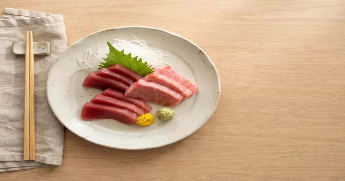 マグロの刺身：赤身・中トロ・大トロを並べた美しい盛り合わせ