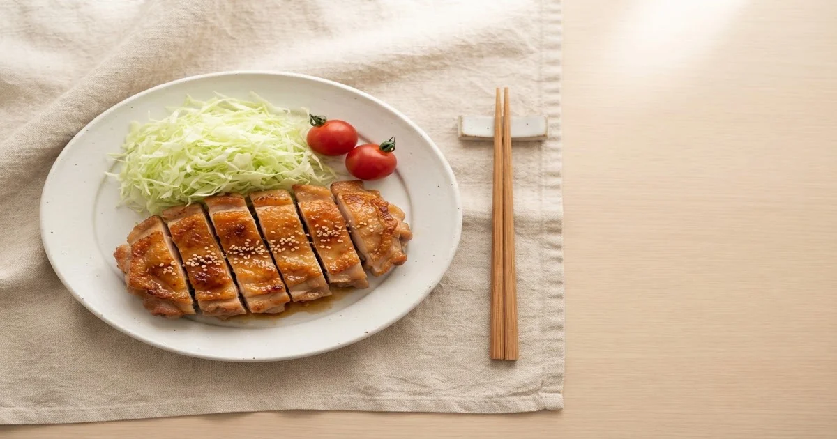 皮がパリッと焼けた鶏の照り焼きをお皿に盛った写真